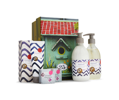 The Lavender Shampoo Set, pulls together some of the best selling elements of the Lavender Eucalyptus range, full of the scent of an English herb garden's calming blend of essential oils, such as lavender, eucalyptus, lemon balm, & burdock root. Contains a 295ml shampoo, conditioner, two 50g soaps, & 75ml hand cream. Packed in a olive green gift box, decorated with yellow flowers, with a red roofed bird box printed on the lid.