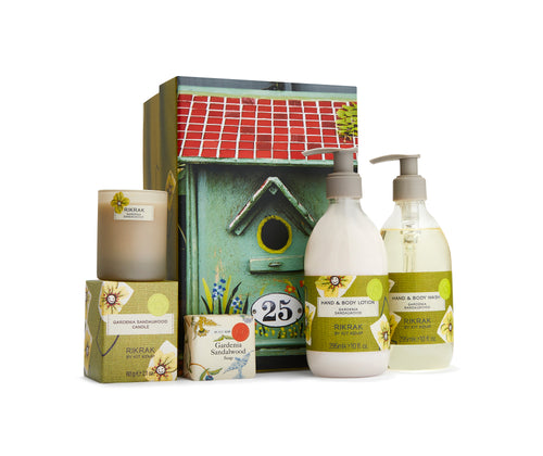 The Gardenia Hand Wash Gift Set, pulls together the some of the best selling elements of the Gardenia Range to give a set full of the scent of an English country garden with white roses, gardenia, & orange blossom & heartened by sandalwood, amber & vanilla. Contains 295ml hand wash, lotion, a 40g soap, & 60g candle. Packed in a olive green gift box, decorated with yellow simple smiling flowers, with a red roofed bird box printed on the lid.