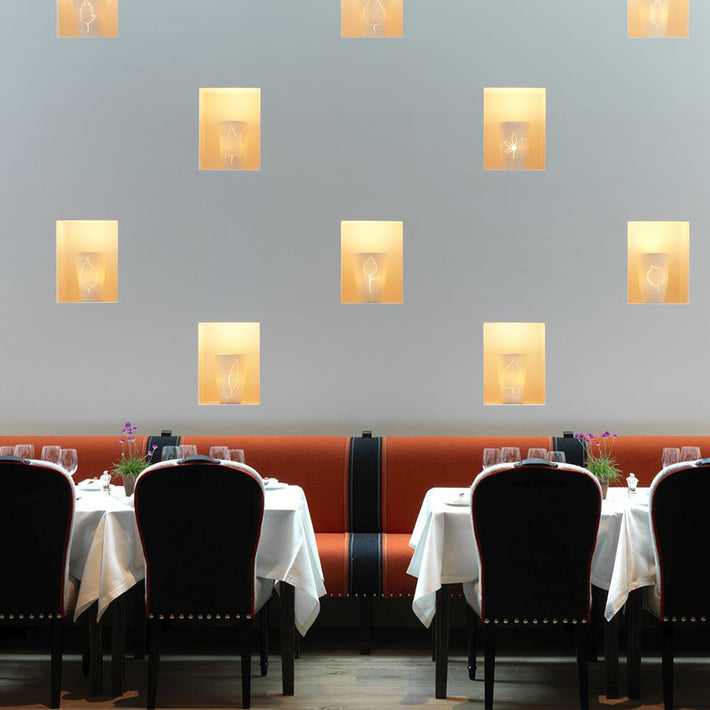 Picture of 2 tables in Ham Yard Hotel with table cloth by a white wall