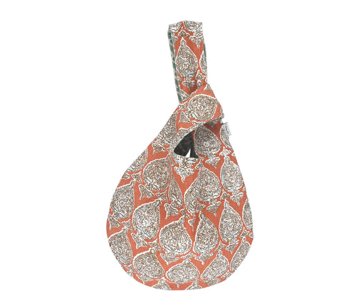 Our sari Loop bag in soft shades of orange and aqua is printed with a paisley-like design, and combined with and aqua and ecru printed inner, wo produce a truly unique bag. 