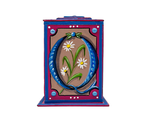 This blue and cerise alphabet box is decorated with a blue letter Q in a heraldic decorative style, with a white daisy motif and embellished with a blue and green jewelled lid. 